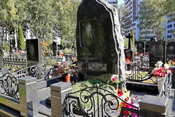 Мемориальный комплекс с большим памятником